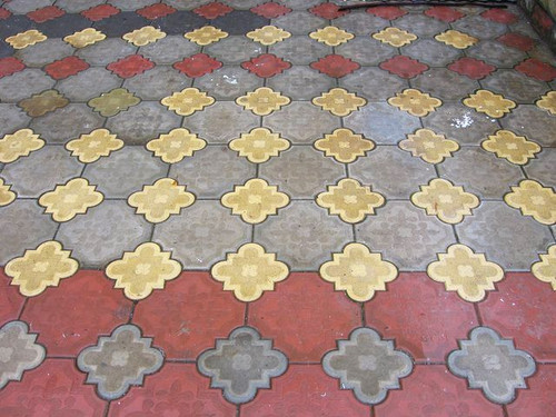 Interlocking garden mould path
